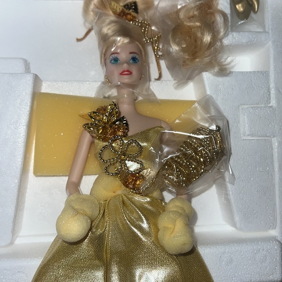THE GOLD SENSATION- The Gold and Silver Porcelin Barbie Set - Picture 7 of 8